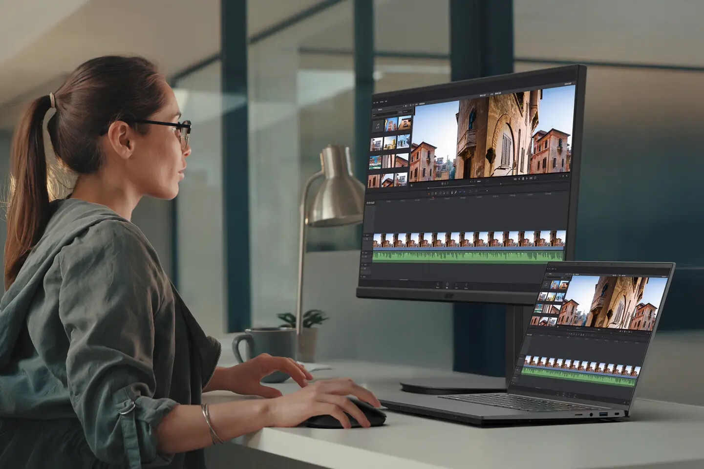 Ноутбук Acer Swift X 14 AI с OLED-дисплеем на рабочем столе