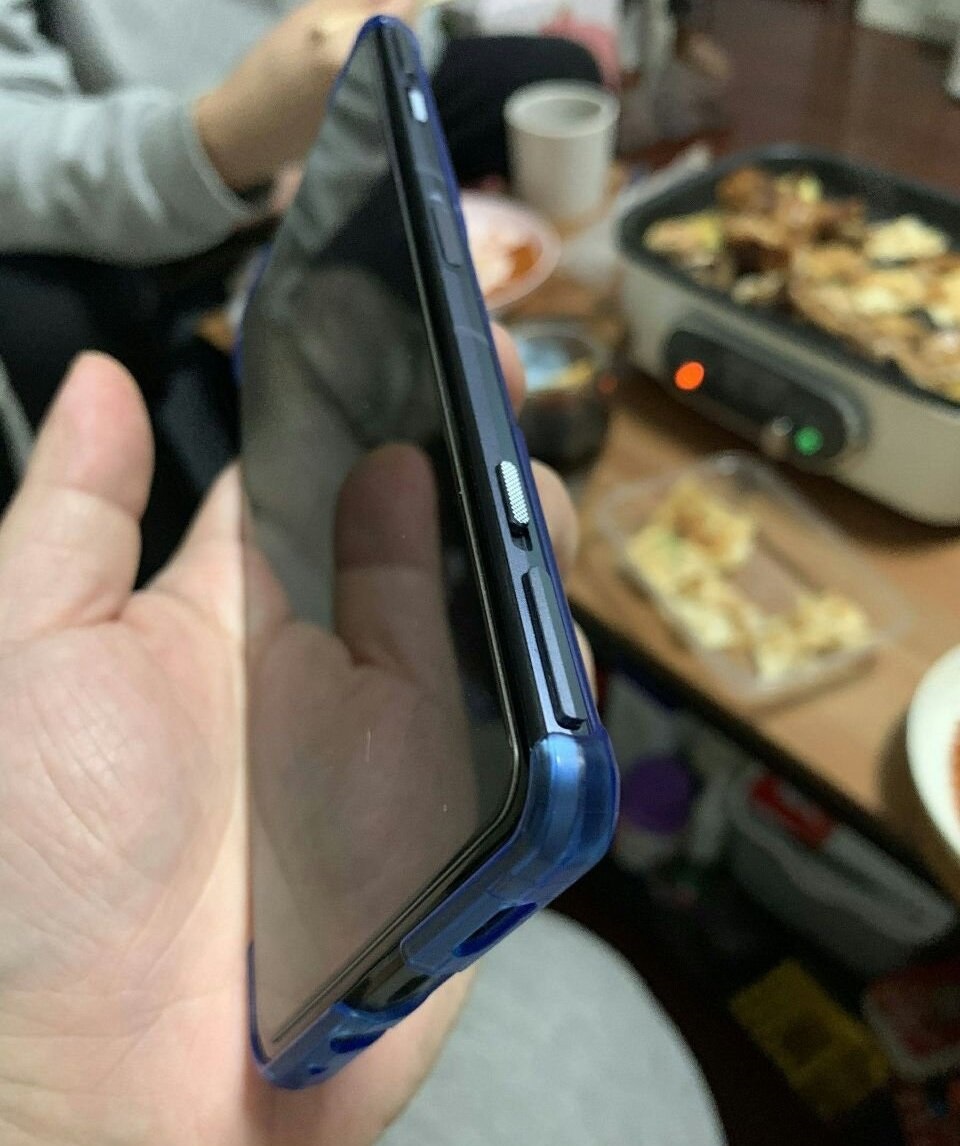 Xiaomi Black Shark 4 появился на фото в руках пользователя