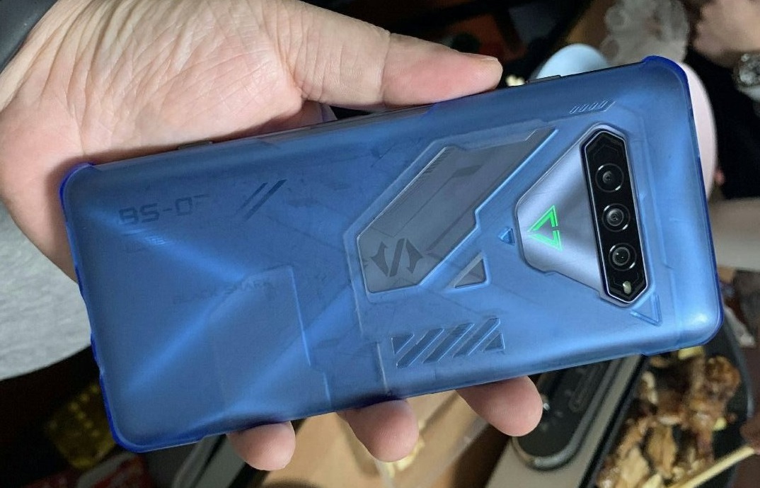 Xiaomi Black Shark 4 появился на фото в руках пользователя