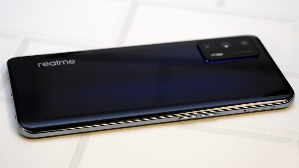 Realme работает над 5G-смартфоном с OLED дисплеем и Snapdragon