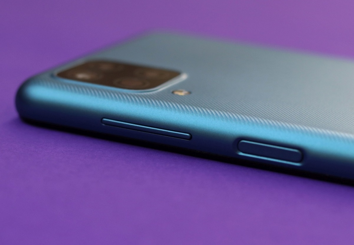Смартфон Samsung Galaxy M12 с аккумулятором 6000 мАч демонстрирует высокие продажи