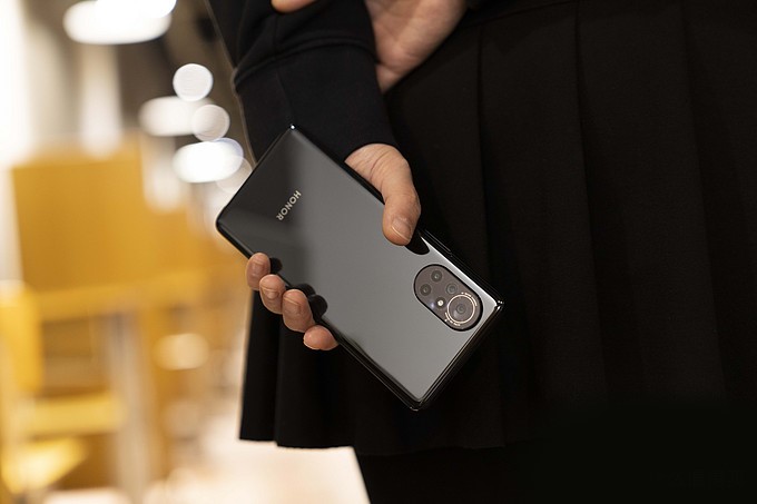 Honor V40 Light Luxury Edition выходит в продажу