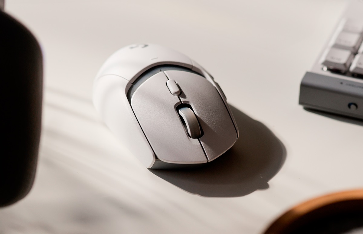 Logitech представила беспроводную мышь G309 LIGHTSPEED с возможностью подзарядки от специального коврика