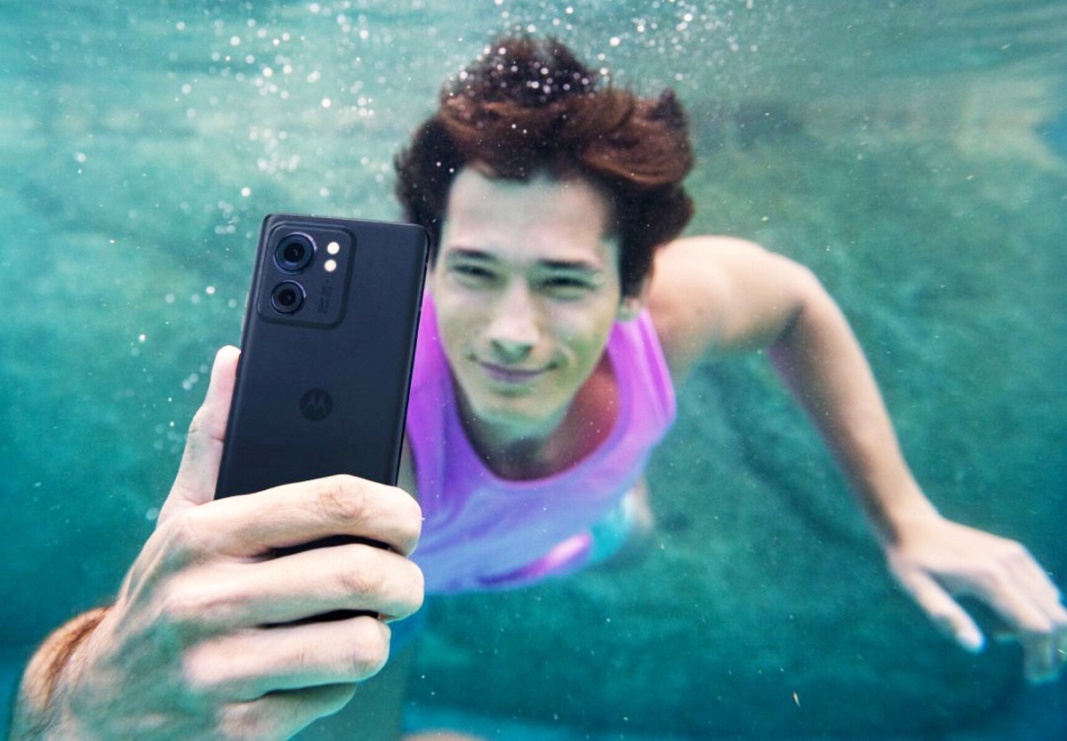 смартфон Motorola Edge 40 под водой