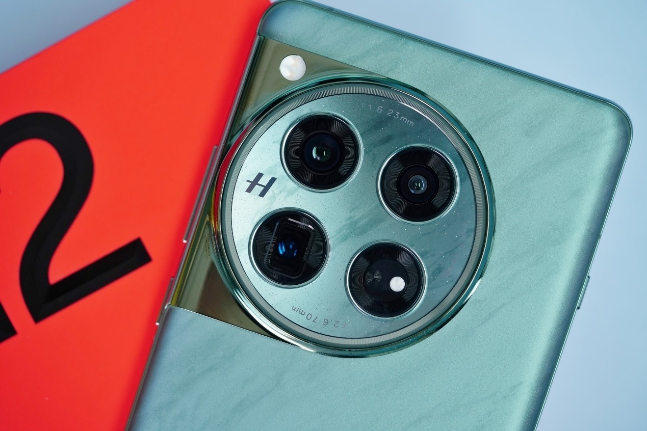 смартфон OnePlus 12