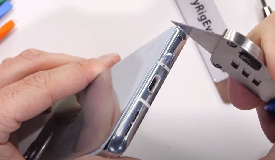 Новый флагманский OnePlus 9 Pro был протестирован на устойчивость к повреждениям