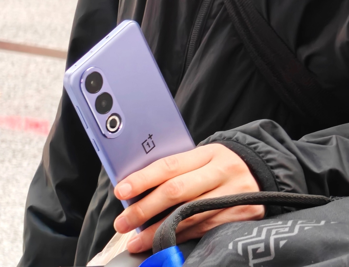 OnePlus Ace 3V продемонстрирован на фото в фиолетовом цвете