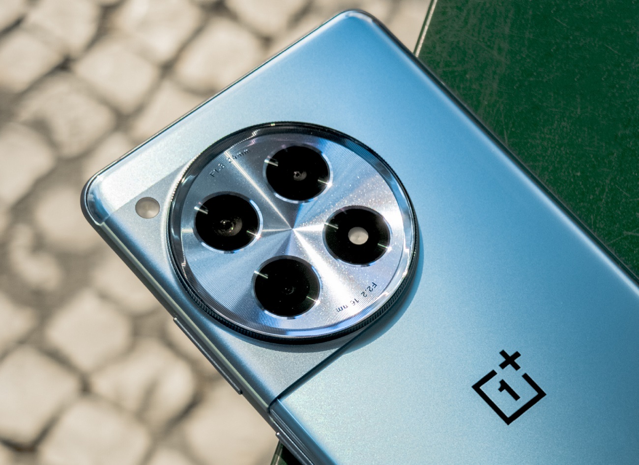 Стали известны характеристики OnePlus 13R