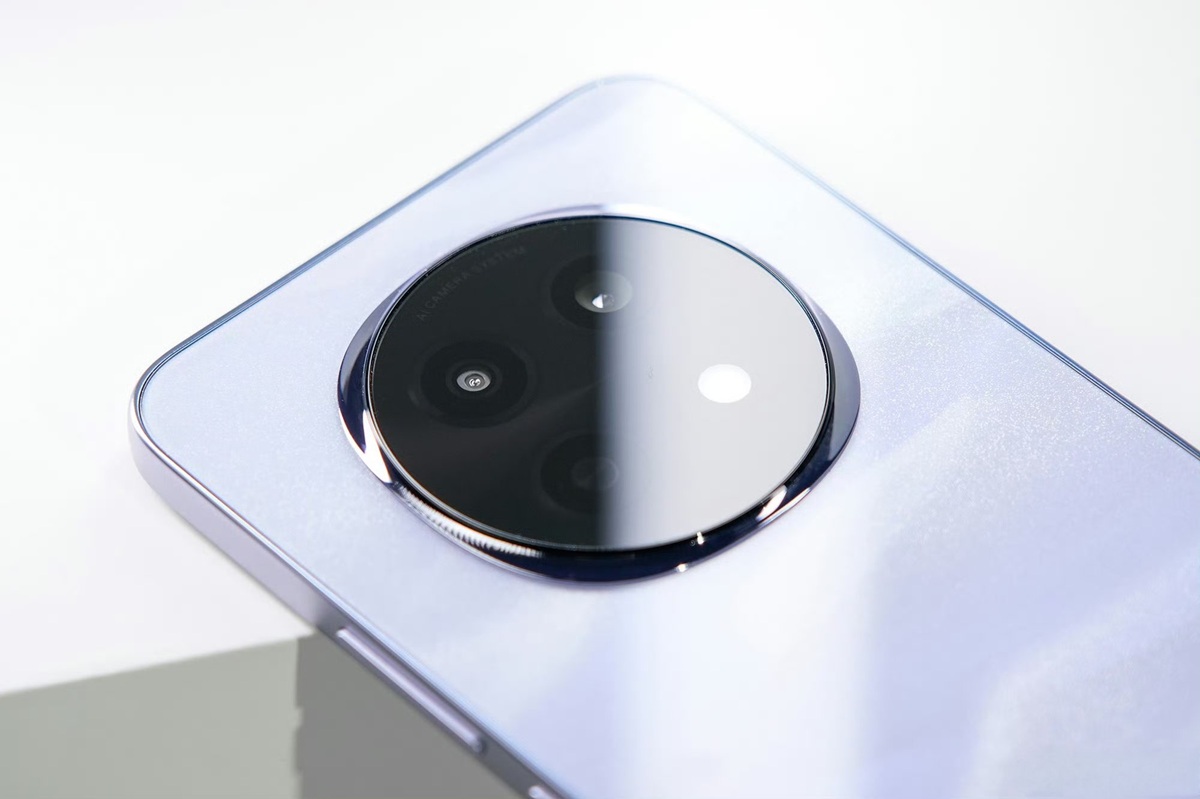 Представлен защищенный смартфон OPPO A5 Pro с MediaTek Dimensity 7300