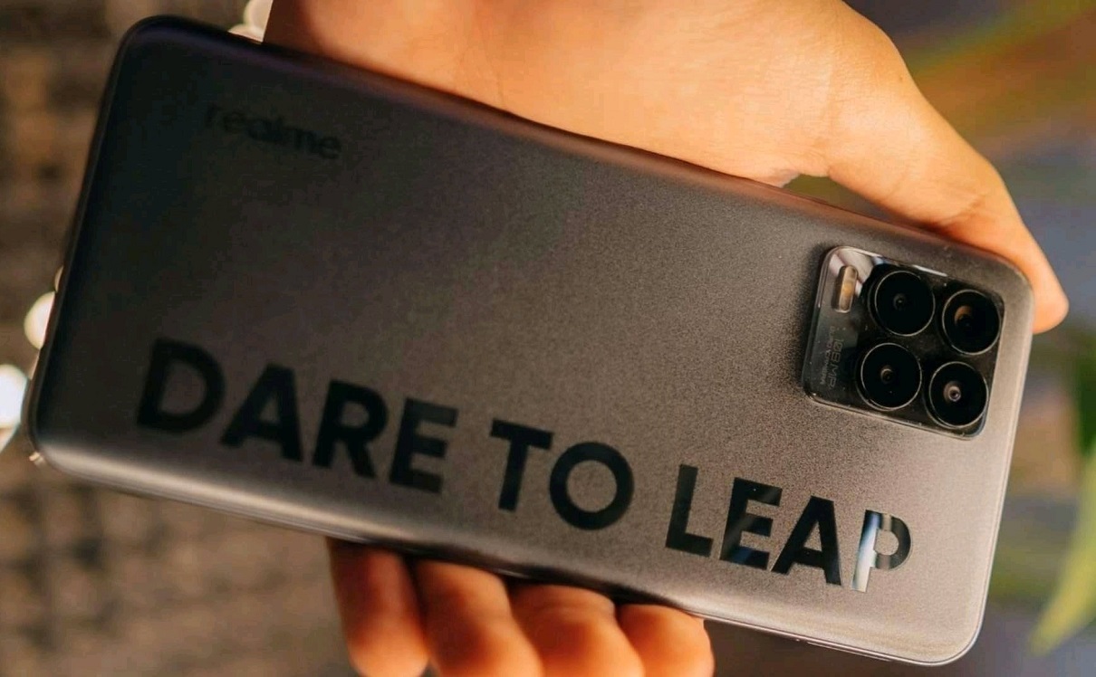 Новые смартфоны Realme 8 и Realme 8 Pro появились на официальных изображениях и фото
