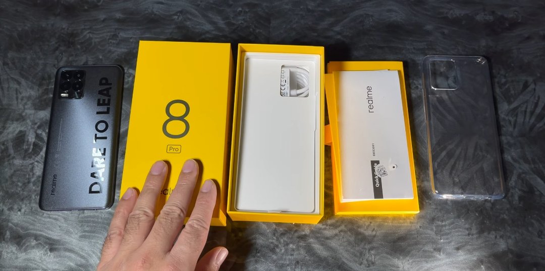 Смартфон Realme 8 Pro, его упаковка и комплектация на детальных фотографиях