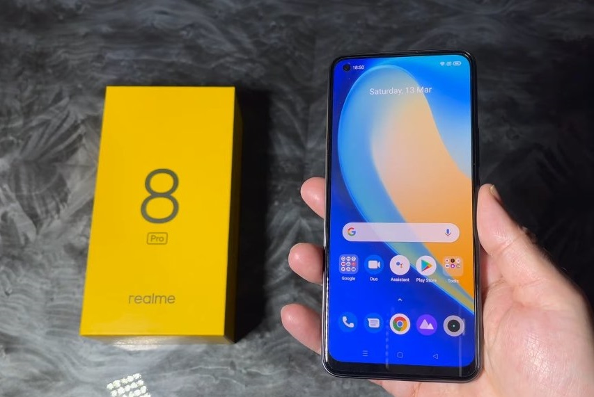 Смартфон Realme 8 Pro, его упаковка и комплектация на детальных фотографиях