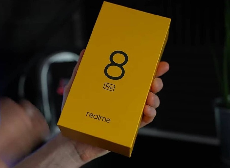 Смартфон Realme 8 Pro, его упаковка и комплектация на детальных фотографиях