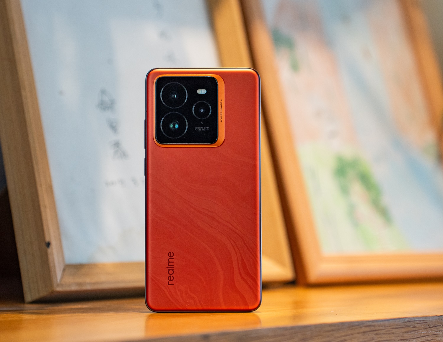 Новый флагманский смартфон Realme GT7 Pro продемонстрирован на фото в разных цветах