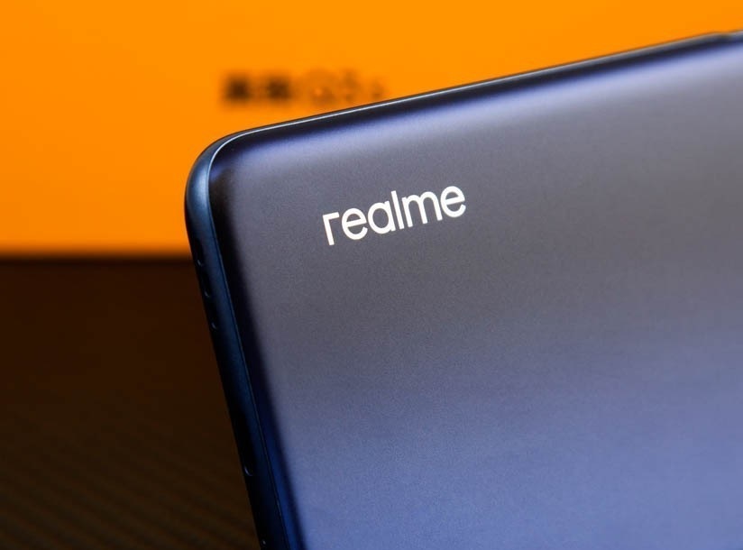 Realme V25