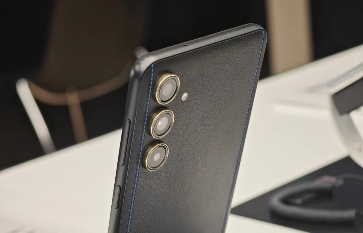 Samsung Galaxy C55 продемонстрирован на первых фото в двух цветах