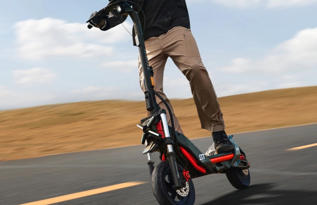 Представлен новый электросамокат Segway ZT3 Pro 