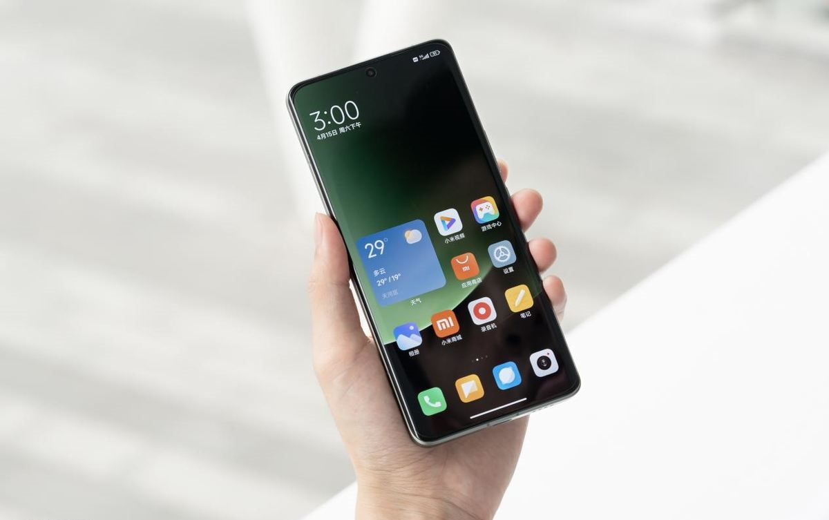 Флагманский смартфон Xiaomi 13 Ultra пользуется высоким спросом в Китае