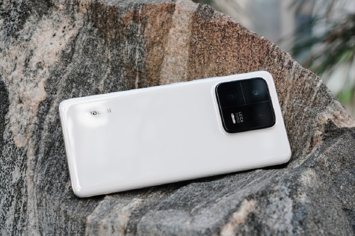 Xiaomi 13 pro white. Ксиоми 13. ONEPLUS 10 Pro экран. Выставка смартфонов. Чехол zxke Xiaomi 13t.