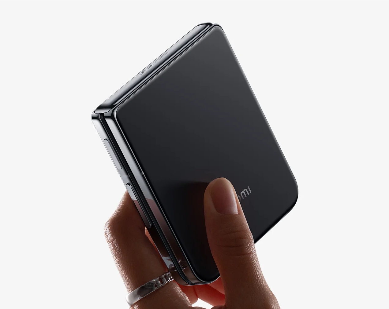 В России начались предзаказы на Xiaomi Mix Flip со Snapdragon 8 Gen 3