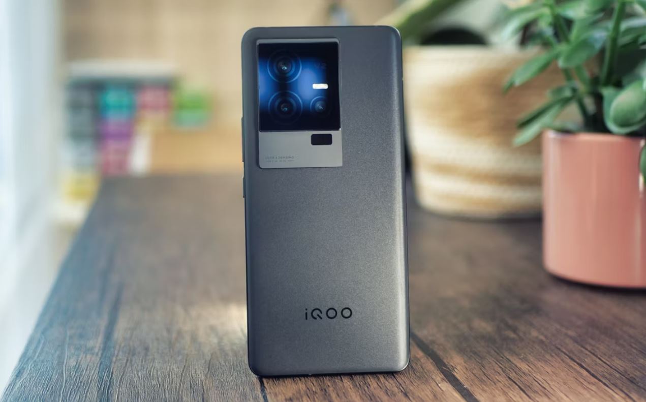флагманский смартфон iQOO 11
