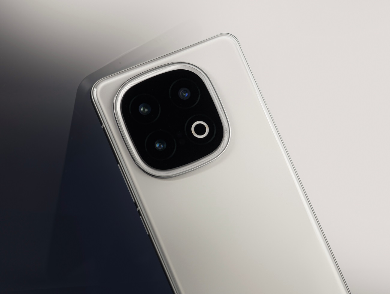 Новый iQOO 13 набрал рекордные 3 159 448 баллов в AnTuTu благодаря Snapdragon 8 Elite