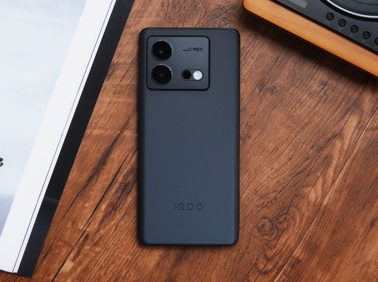 смартфон iQOO Neo 8