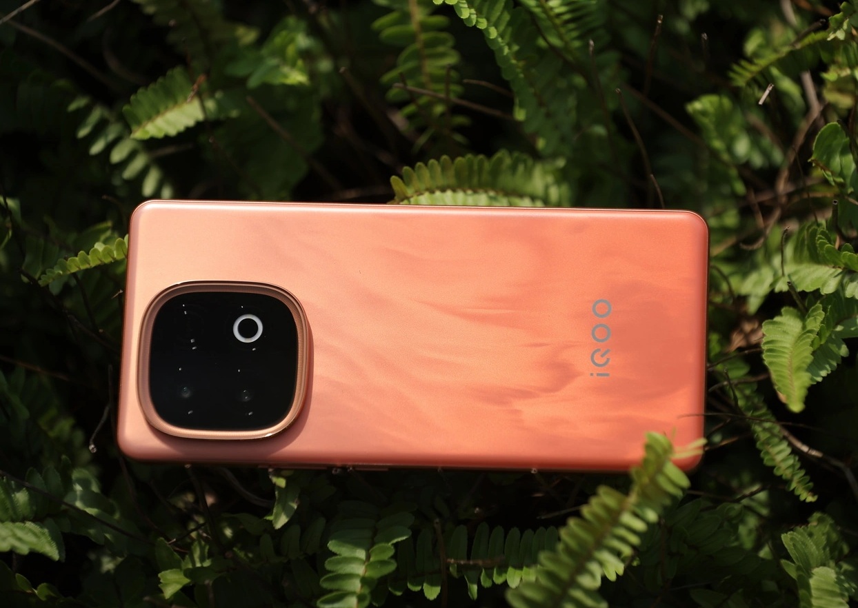 Опубликованы первые фото iQOO Z10 Turbo