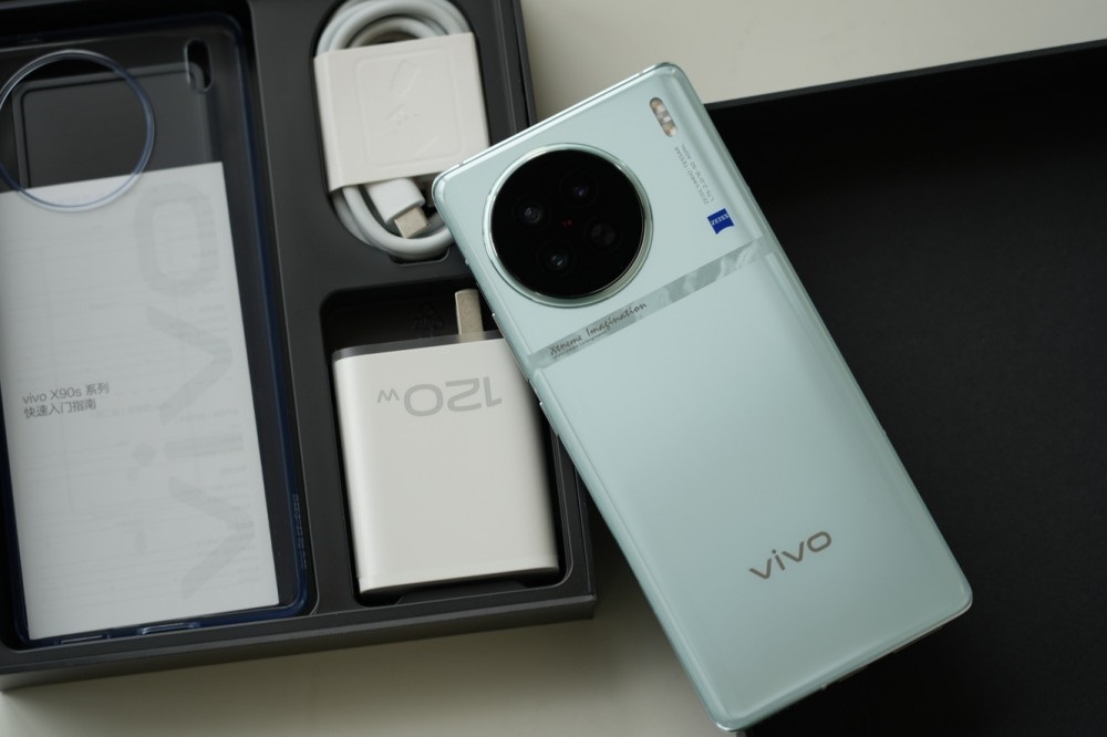 смартфон Vivo X90s