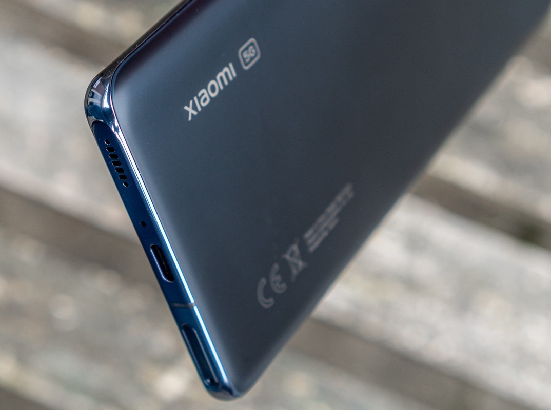 Xiaomi получила патент на смартфон с выдвигающейся поворотной камерой